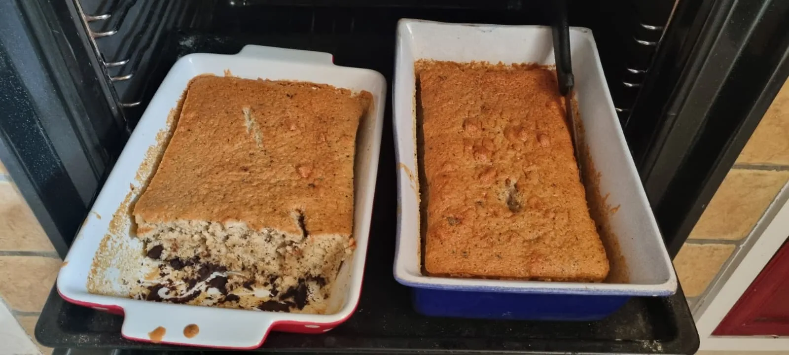 Les deux gâteaux bien dorés à la sortie du four