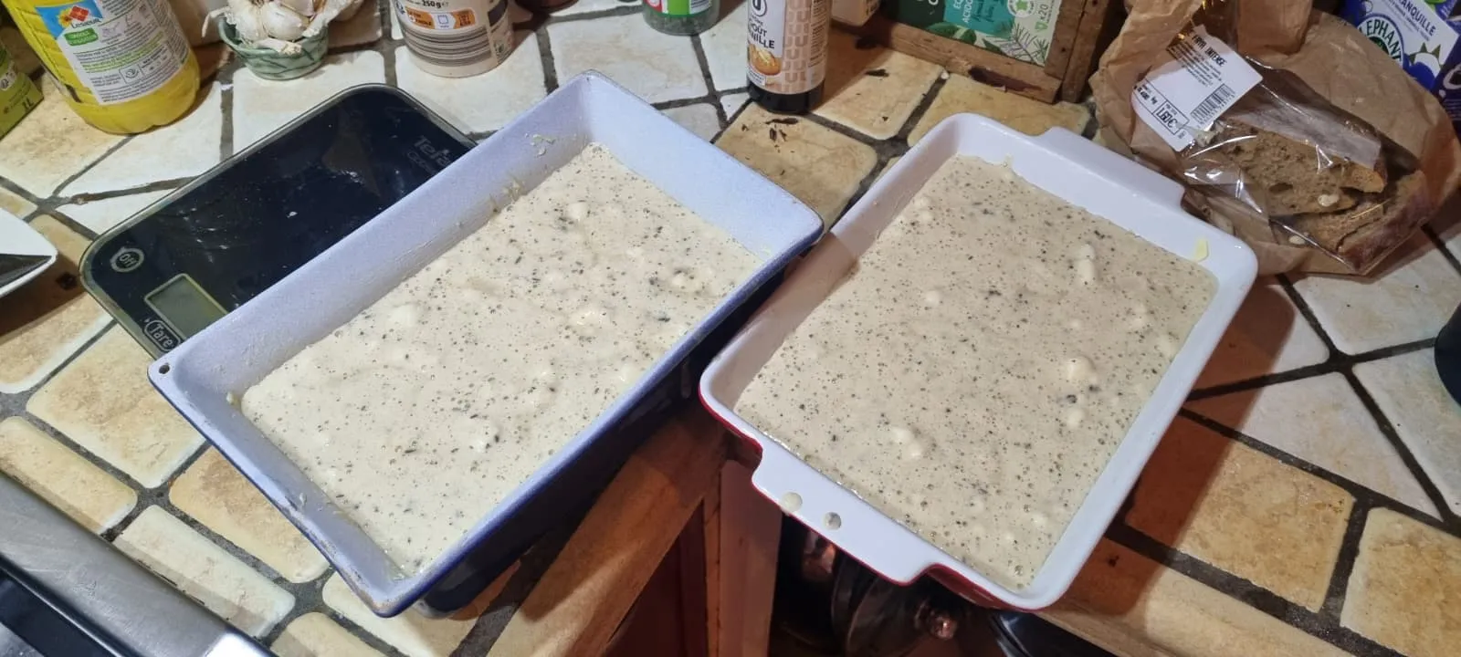La pâte répartie dans deux plats avant cuisson